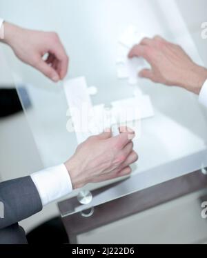 Bis zu schließen. Geschäftspartner das Rätsel zu lösen Stockfoto