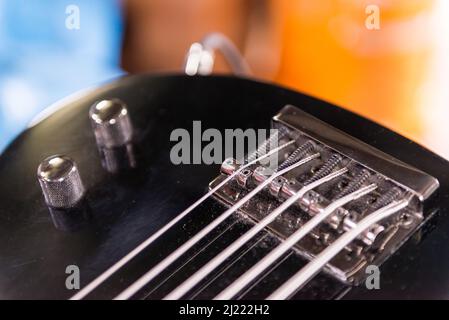 Details eines fünf-saitigen E-Basses. Stockfoto