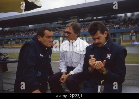 Bernie Ecclestone spricht mit Paul Rosche BMW und Gordon Murray Brabham Stockfoto