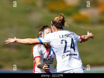 OL Reign-Angreifer Veronica Latsko (24) umarmt OL Reign Mittelfeldspieler Angelina ( 6) und feiert ein Tor während eines NWSL-Matches zwischen OL Reign und The Stockfoto