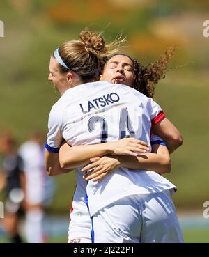 OL Reign-Angreifer Veronica Latsko (24) umarmt OL Reign Mittelfeldspieler Angelina ( 6) und feiert ein Tor während eines NWSL-Matches zwischen OL Reign und The Stockfoto