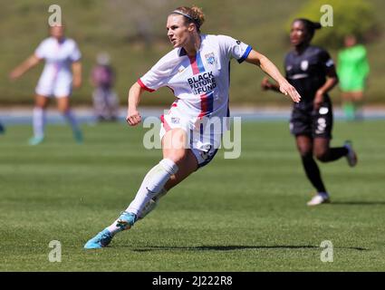 OL Reign-Angreifer Veronica Latsko (24) während eines NWSL-Spiels zwischen der OL Reign und dem Angel City FC am Samstag, 26. März 2022 in Fullerton, Kalifornien. Stockfoto