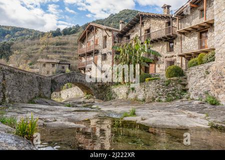 Malerisches mittelalterliches Dorf von Beget, Blick vom Fluss. Traditionelles altes Dorf in Gerona, spanische Pyrenäen Stockfoto