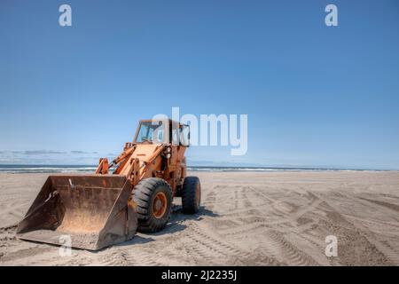 Bulldozer am Sandstrand. Stockfoto