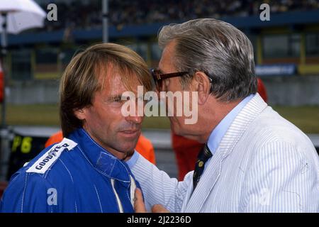 Jacques Laffite (FRA) Williams spricht mit Jean Marie Balestre FIA und FFSA-Präsident Stockfoto