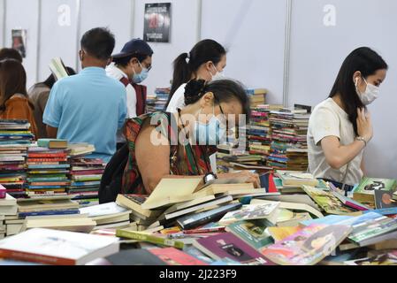 Bangkok, Thailand. 29. März 2022. Atmosphäre, Menschen betreten, Veranstaltungen die 50. National Book Week und die 20. International Book Week mit mehr als 208 Ständen von thailändischen und internationalen Verlegern, die Bücher und Unterrichtsmaterialien verkaufen, darunter mehr als 583 Stände, in der Bang Sue Grand Station, Chatuchak District. (Bild: © Teera Noisakran/Pacific Press via ZUMA Press Wire) Stockfoto