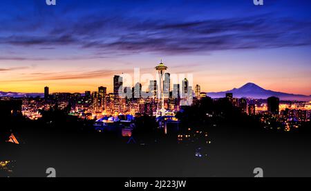 Mount Rainer in einer farbenfrohen Winterdämmerung hinter der modernen Skyline von Seattle. Stockfoto