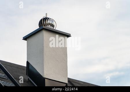 Ein Dach-Beatmungsgerät für Temperaturregelung auf Dach Stockfoto