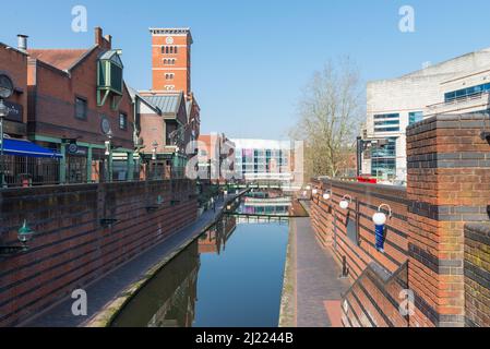 Canal läuft am Brindley Place im Zentrum von Birmingham, Großbritannien, vorbei Stockfoto