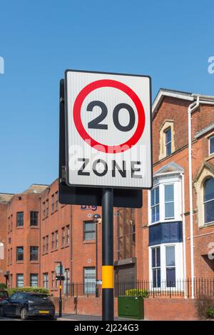 Verkehrszeichen mit Warnung vor Geschwindigkeitsbegrenzung von 20 km/h Stockfoto