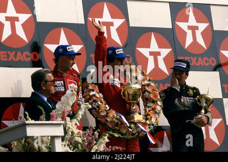 Alain Prost (FRA) McLaren mit 1. Positionen Niki Lauda (AUT) McLaren mit 2. Positionen Nigel Mansell (GBR) Lotus mit 3. und Jean Marie Balestre FIA und FFSA-Präsident feiern das Podium Stockfoto