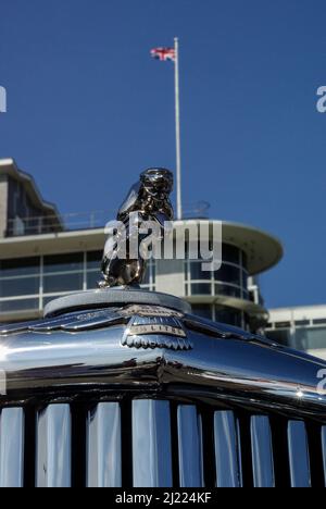 Classic SS Cars Jaguar 1 1/5-Liter-Fahrzeug unter dem Cliffs Pavilion in Southend on Sea, Essex, Großbritannien. Die London-Southend-Oldtimer fahren direkt am Meer Stockfoto