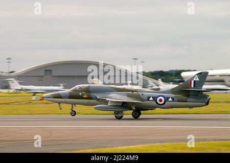 Hawker Hunter WV372, G-BXFI, Vintage-Düsenflugzeug, das während der Flugshow am Flughafen Farnborough gestartet wird. Klassischer Düsenjäger, früher mit RAF Stockfoto