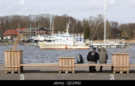 Rostock, Deutschland. 29. März 2022. Am Kaikante im Stadthafen befinden sich Hochbetten mit ausbaggertem Material aus der Warnow, das auf der Bundesgartenschau 2025 in Rostock am gegenüberliegenden Ufer der Warnow getestet werden soll, ob es für den Einsatz geeignet ist. Die im April 2025 geplante Eröffnung der Bundesgartenschau in Rostock scheint in Gefahr zu sein. Die bereits bestehenden Probleme werden jetzt durch den starken Anstieg der Baukosten und die Rohstoffkrise verstärkt. Quelle: Bernd Wüstneck/dpa-Zentralbild/dpa/Alamy Live News Stockfoto