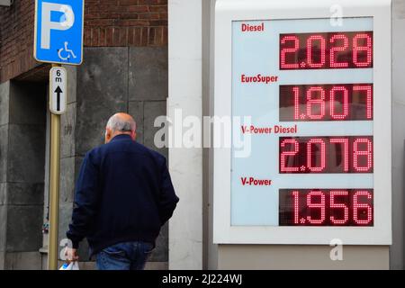 Brüssel, Belgien. 29. März 2022. Diesel- und Benzinpreise werden auf einem Bildschirm an einer Tankstelle in Brüssel, Belgien, am 29. März 2022 angezeigt. Aufgrund der gestiegenen Energiepreise stiegen die Preise für Benzin, Diesel, Speiseöl, Mehl usw. in Belgien. In letzter Zeit. Quelle: Zheng Huansong/Xinhua/Alamy Live News Stockfoto