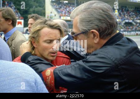 Rene Arnoux (FRA) Ferrari spricht mit Jean Marie Balestre FIA und FFSA-Präsident Stockfoto