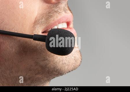 Technischer Support-Manager bei der Beratung eines Kunden über Headsets. Stockfoto