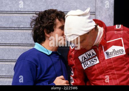 Alain Prost (FRA) spricht mit Teamkollege Niki Lauda (AUT) McLaren Stockfoto