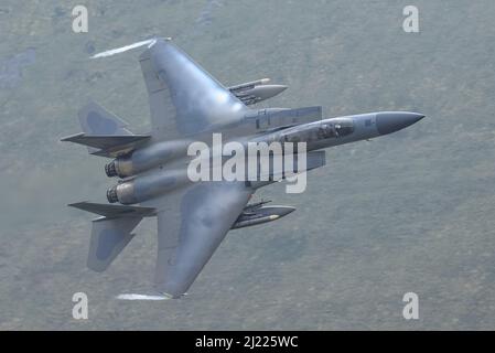 Ein USAF McDonnell Douglas F-15 Eagle flyt einen Low-Level-Sortie durch den Mach Loop, einem Trainingsgebiet in Wales, Großbritannien. 29. Mär, 2022. In Dolgellau, Vereinigtes Königreich am 3/29/2022. (Foto von Mark Cosgrove/News Images/Sipa USA) Quelle: SIPA USA/Alamy Live News Stockfoto