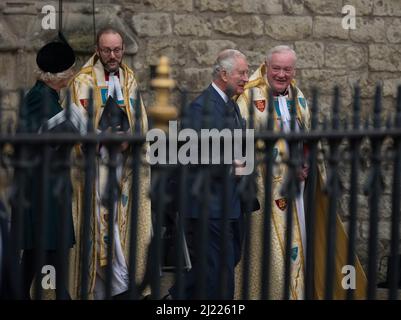 Westminster Abbey, London, Großbritannien. 29. März 2022. Gäste unter den 1800 Anwesenden kommen zum Memorial Service für den Herzog von Edinburgh. Bild: Charles, Prinz von Wales und Camilla Herzogin von Cornwall verlassen Westminster Abbey nach dem Gottesdienst. Quelle: Malcolm Park/Alamy Live News. Stockfoto