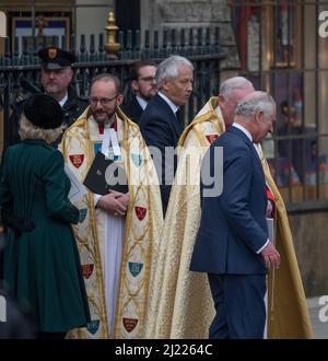 Westminster Abbey, London, Großbritannien. 29. März 2022. Gäste unter den 1800 Anwesenden kommen zum Memorial Service für den Herzog von Edinburgh. Bild: Charles, Prinz von Wales und Camilla Herzogin von Cornwall verlassen Westminster Abbey nach dem Gottesdienst. Quelle: Malcolm Park/Alamy Live News. Stockfoto