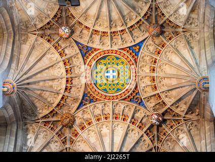 Ventilatorgewölbe unter dem Bell Harry Turm, Kathedrale von Canterbury. Ort des Martyriums von Thomas a Becket. Kent, England Stockfoto