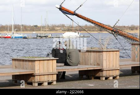 Rostock, Deutschland. 29. März 2022. Am Kaikante im Stadthafen befinden sich Hochbetten mit ausbaggertem Material aus der Warnow, das auf der Bundesgartenschau 2025 in Rostock am gegenüberliegenden Ufer der Warnow getestet werden soll, ob es für den Einsatz geeignet ist. Die im April 2025 geplante Eröffnung der Bundesgartenschau in Rostock scheint in Gefahr zu sein. Die bereits bestehenden Probleme werden jetzt durch den starken Anstieg der Baukosten und die Rohstoffkrise verstärkt. Quelle: Bernd Wüstneck/dpa-Zentralbild/dpa/Alamy Live News Stockfoto