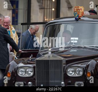 Westminster Abbey, London, Großbritannien. 29. März 2022. Gäste unter den 1800 Anwesenden kommen zum Memorial Service für den Herzog von Edinburgh. Bild: Charles, Prinz von Wales und Camilla Herzogin von Cornwall verlassen Westminster Abbey nach dem Gottesdienst. Quelle: Malcolm Park/Alamy Live News. Stockfoto