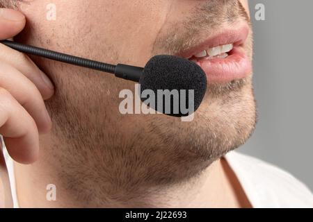 Technischer Support-Manager bei der Beratung eines Kunden über Headsets. Stockfoto