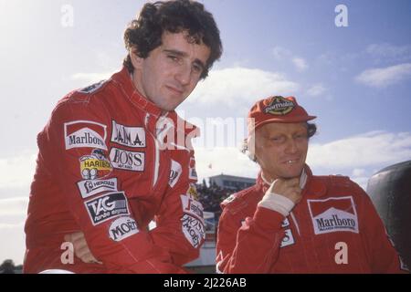 Alain Prost (FRA) McLaren spricht mit Niki Lauda (AUT) McLaren Stockfoto