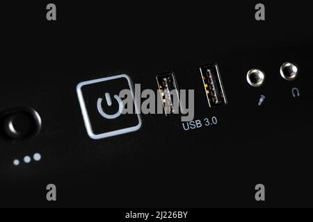 Schwarzes pc-Tower-Gehäuse mit USB-Anschlussbuchsen für Betriebsschalter, ein-/aus- und Reset-Tasten. Stockfoto