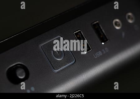 Schwarzes pc-Tower-Gehäuse mit USB-Anschlussbuchsen für Betriebsschalter, ein-/aus- und Reset-Tasten. Stockfoto