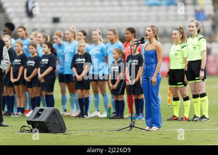 Ein Darsteller singt die Nationalhymne vor dem Spielbeginn am 27. März 2022 im Netstrata Jubilee Stadium in Sydney, Australien Stockfoto