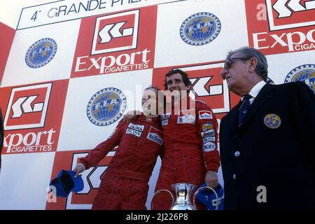 Niki Lauda (AUT) McLaren 2. und World Trichampion Alain Prost (FRA) McLaren 1. Position Jean Marie Balestre FIA und FFSA Präsident Stockfoto