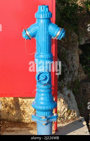 Typischer roter Hydrant. Feuerschleier für den Zugang zum Feuer im Notfall. Stockfoto