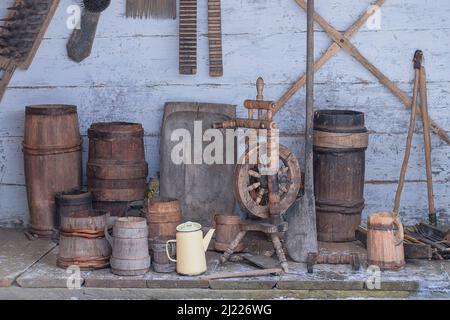 Authentische Küchenutensilien im Haus eines armen Bauern im rustikalen Stil. Installation von traditionellen ländlichen Haushaltsgegenständen in Museen. Stockfoto