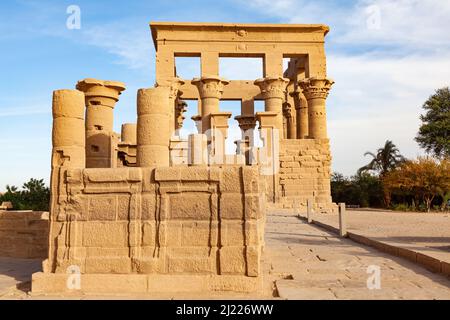 Blick auf den römischen Kiosk von Trajan auf der Insel Agilkia (Umzug von der Insel Philae) im Nasser-See, Assuan, Oberägypten. Stockfoto