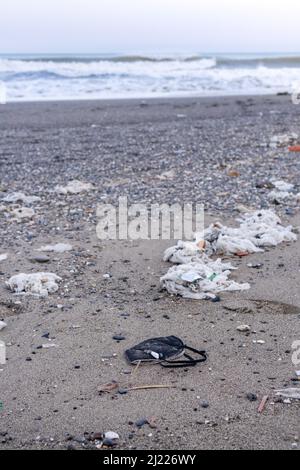 Strand voller Müll, nasser Tücher und Abfall, den die Leute in die Toilette werfen. Konzept der Meeresverschmutzung und Umweltzerstörung, Málaga, Spanien. Stockfoto