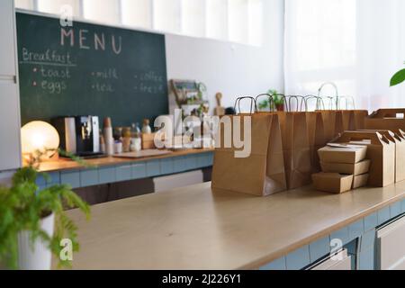 Take-Away-Boxen mit Mittagessen für die Lieferung im Restaurant vorbereitet. Stockfoto