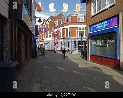 WELLINGTON. SHROPSHIRE. ENGLAND. 02-26-22. Crown Street, mit Blick auf die New Street im Stadtzentrum. Stockfoto