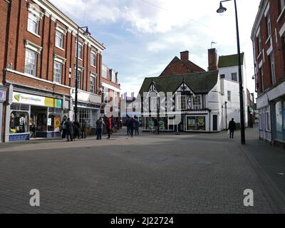 WELLINGTON. SHROPSHIRE. ENGLAND. 02-26-22. Geschäfte und Unternehmen auf der Market Street im Zentrum der stadt shropshire. Stockfoto