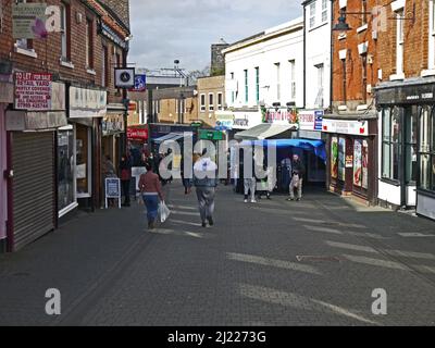 WELLINGTON. SHROPSHIRE. ENGLAND. 02-26-22. New Street. Geschäfte mit Outdoor-Displays in der Fußgängerzone im Stadtzentrum. Stockfoto