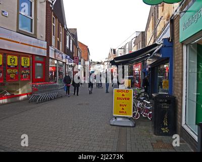 WELLINGTON. SHROPSHIRE. ENGLAND. 02-26-22. New Street im Stadtzentrum, eine der Haupteinkaufsstraßen der Stadt. Stockfoto