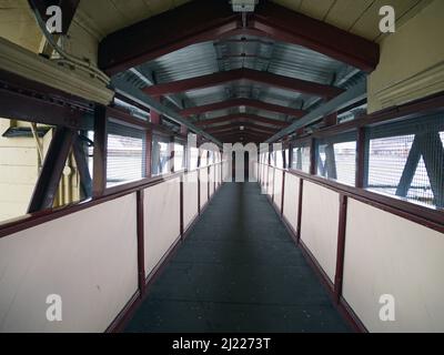 WELLINGTON. SHROPSHIRE. ENGLAND. 02-26-22. Der Bahnhof, Passagier Fußgängerbrücke Innenraum. Stockfoto