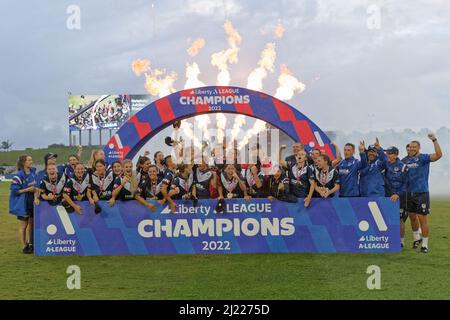 Die Spieler und Mitarbeiter von Melbourne Victory feiern während der Siegerehrung, nachdem sie das große Finale der Womens Liberty A-League gewonnen haben Stockfoto