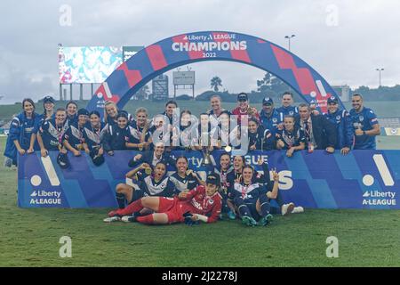 Die Spieler und Mitarbeiter von Melbourne Victory feiern während der Siegerehrung, nachdem sie das große Finale der Womens Liberty A-League gewonnen haben Stockfoto