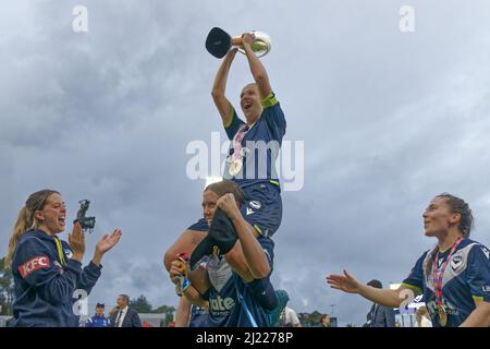 Lia Privitelli von Melbourne Victory hebt die Trophäe an, während sie den Gewinn des Grand Final-Spiels der Frauen A-League zwischen dem Sydney FC und Melbourne feiern Stockfoto