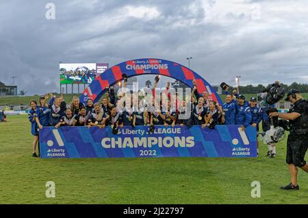 Die Spieler und Mitarbeiter von Melbourne Victory feiern während der Siegerehrung, nachdem sie das große Finale der Womens Liberty A-League gewonnen haben Stockfoto