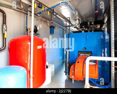 Moderner Industriegaskessel-Raum, ausgestattet für den Heizprozess. Heizung von Gaskesseln, Rohrleitungen, Ventilen. Stockfoto