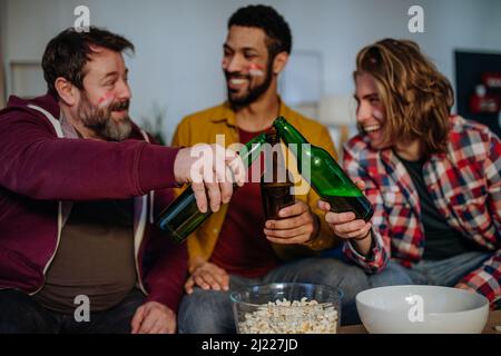 Fröhliche österreichische Fußballfans freuen sich über Fußball zu Hause und feiern den Sieg Stockfoto